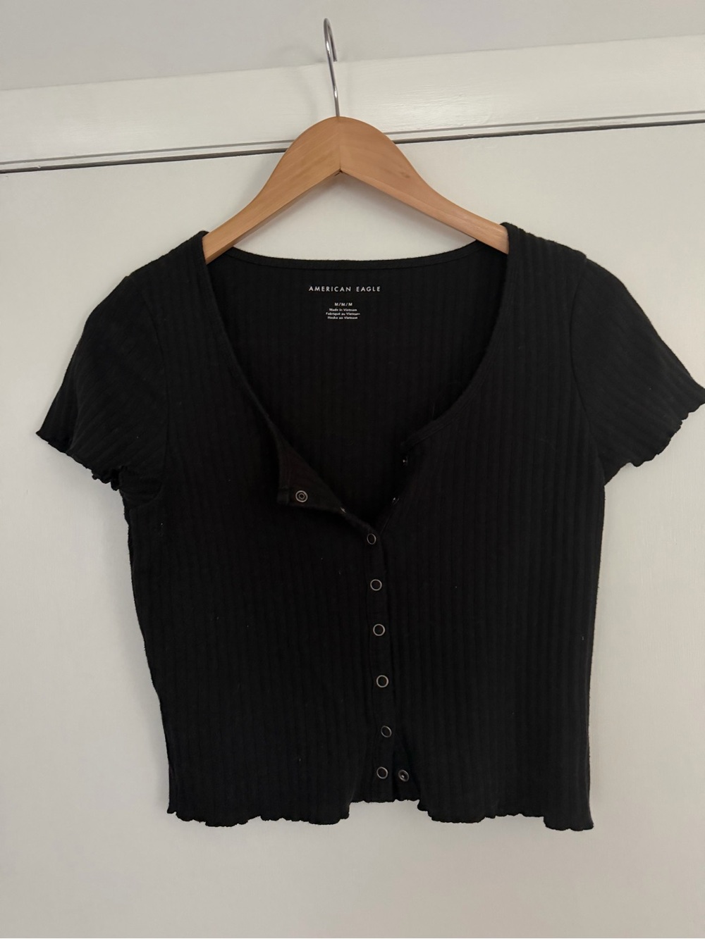 American Eagle Outfitters Black Ribbed Snap-Front Cropped Tee